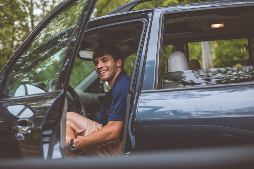 Ragazzo guida auto noleggiata
