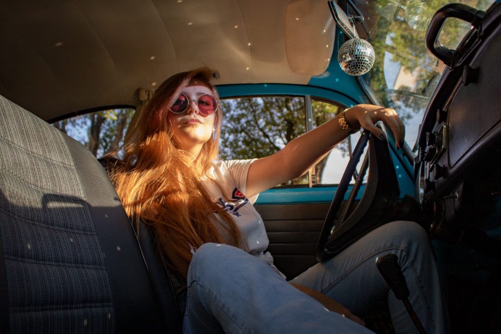 Ragazza fashion alla guida